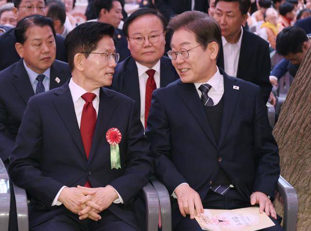 이재명(오른쪽) 더불어민주당 대선 후보와 김문수 국민의힘 대선 후보가 5일 서울 종로구 조계사 대웅전 앞에서 열린 부처님 오신날 봉축법요식에서 대화하고 있다. 왕태석 선임기자