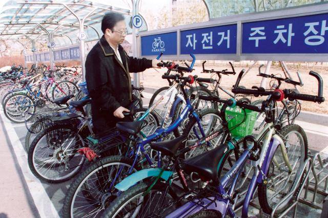 교통비도 절약하고 건강도 지키고. 정부대전청사에는 자가용 대신 자전거로 출퇴근하는 직원들이 크게 늘어 자전거 전용 주차장이 만원을 이루고 있다. 한국일보 자료사진