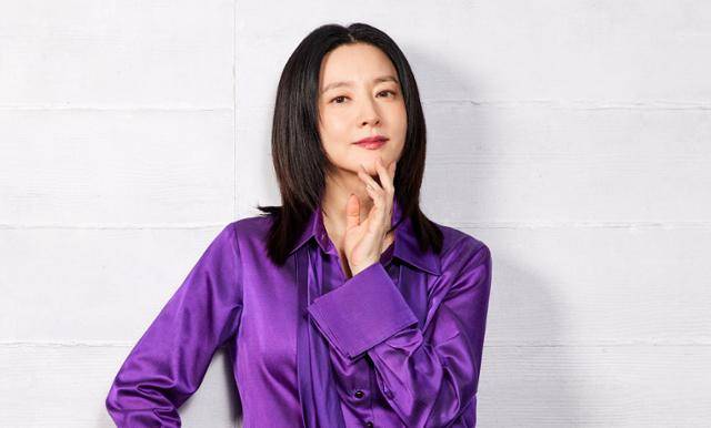 연극 '헤다 가블러'에 출연 중인 배우 이영애는 13일 강서구 LG아트센터 서울에서 열린 기자간담회에서 "조금씩 새로운 모습을 계속 보여드리기 위해 노력하고 있다"면서 "끝까지 지켜봐 주셨으면 한다"고 말했다. LG아트센터 제공