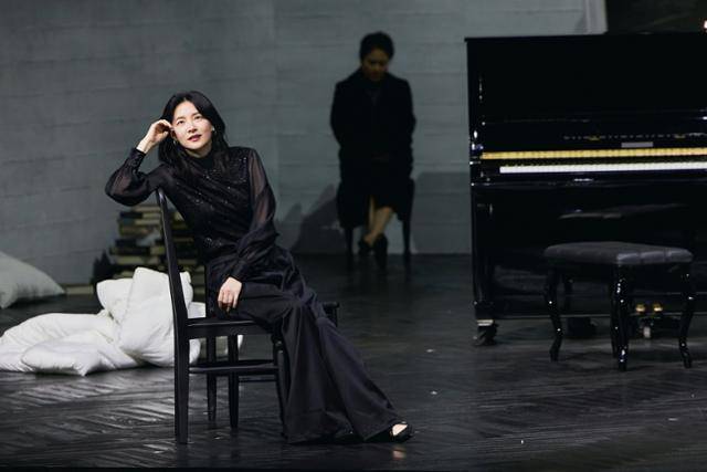 7일 개막한 연극 '헤다 가블러'에서 주인공 헤다를 연기하는 이영애. LG아트센터 제공