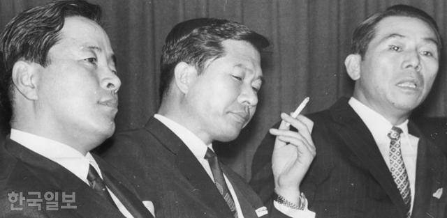 1971년 총선에서 젊은 세대가 야당 후보로 나서서 정권 교체와 당의 체질 개혁을 동시에 이룩해야 한다는 '40대 기수론'을 제시한 김영삼(왼쪽부터) 김대중, 이철승 당시 신민당 의원. 한국일보 자료사진