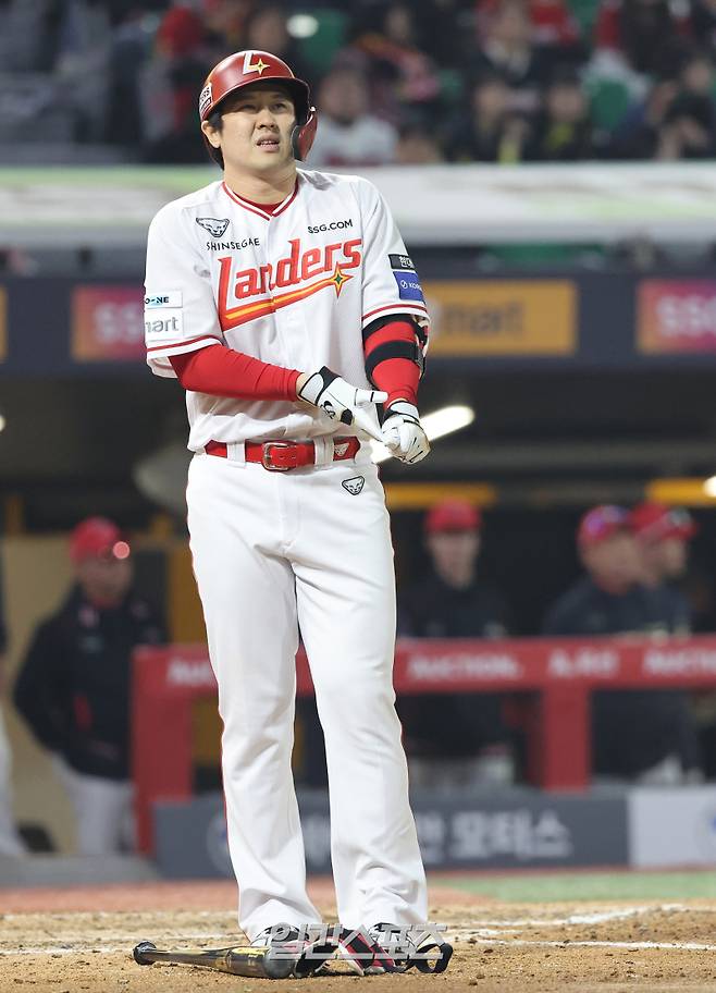 2025 KBO리그 프로야구 SSG 랜더스와 KIA 타이거즈의 더블헤더 2차전 경기가 11일 오후 인천SSG랜더스필드에서 열렸다. 7회말 1사 최정이 볼넷으로 출루하고 있다. 인천=김민규 기자 /2025.05.11/