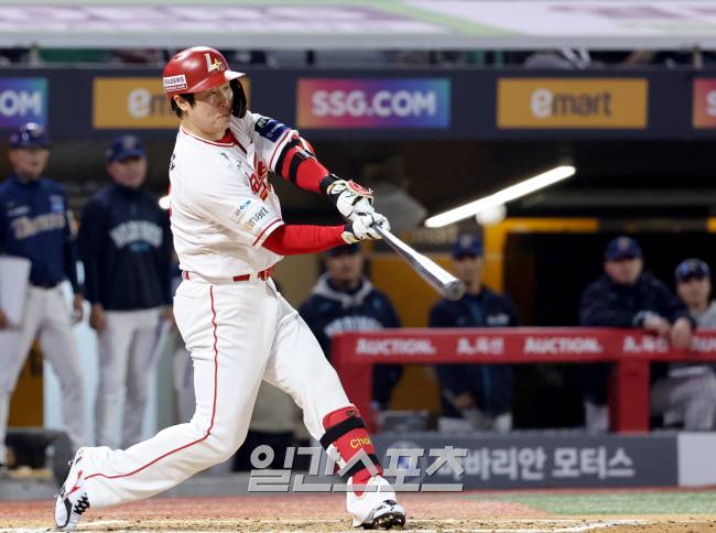 2025 KBO리그 프로야구 SSG 랜더스와 NC 다이노스의 경기가 13일 오후 인천SSG랜더스필드에서 열렸다. 6회말 2사 1루 최정이 통산 500호 홈런을 치고 있다. 인천=김민규 기자 /2025.05.13/