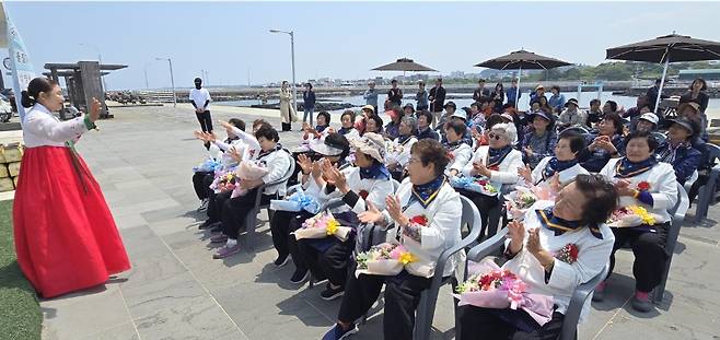 12일 제주시 구좌읍 김녕수산문화복합센터에서 열린 제7회 해녀은퇴식에는 강옥래 해녀(중문 어촌계)가 특별출연해 민요 3곡을 열창했다. (제주해녀문화협회 제공)