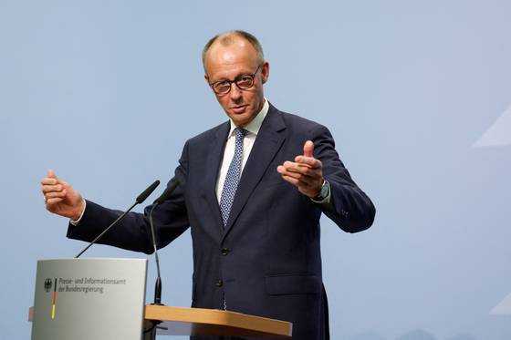 프리드리히 메르츠 독일 신임 총리가 12일(현지시간) 베를린에서 독일 정부 내 언론정보국을 신임 정부 대변인인 슈테판 코르넬리우스 국무장관에게 인계하기 전 연설하고 있다. AFP=연합뉴스