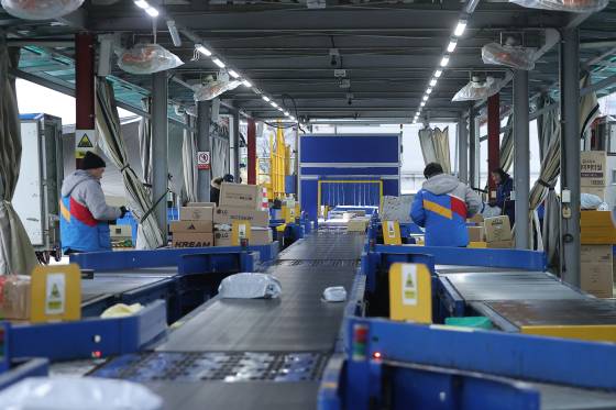 CJ대한통운의 주7일 배송이 시작된 지난 1월 5일 오전 인천 계양구 서운동 CJ대한통운택배 강서B터미널에서 직원들이 배송 품목을 분류하고 있다. 연합뉴스