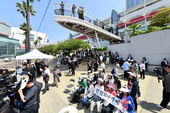 13일 일본 오사카항 ATC 부두에서 조선통신사선 재현선의 입항을 축하하는 행사가 열리고 있다. 조선통신사선이 오사카에 도착한 건 1763~1764년 제11차 사행(사신 행차를 의미) 이후 약 261년 만이다. 사진 국가유산청