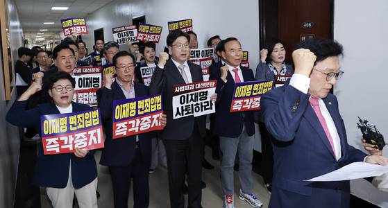 국민의힘 권성동 원내대표와 의원들이 7일 국회 법제사법위원회 전체회의장 복도에서 대통령 당선시 진행 중인 형사재판을 정지하도록 하는 내용의 형사소송법 개정안 처리에 항의하며 구호를 외치고 있다. 임현동 기자.