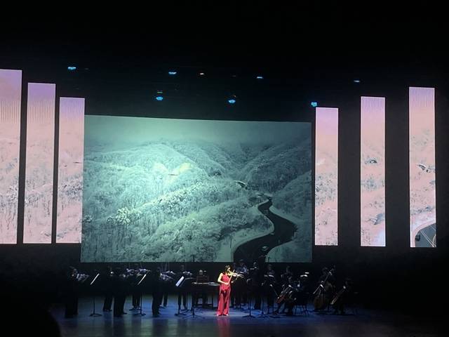 ▲ 지난 10일 강릉시립교향악단(상임지휘자 정민)이 미디어아트×국악&클래식 ‘강릉, 사계’ 필름콘서트에서 비발디 사계 중 겨울을 연주하고 있다.