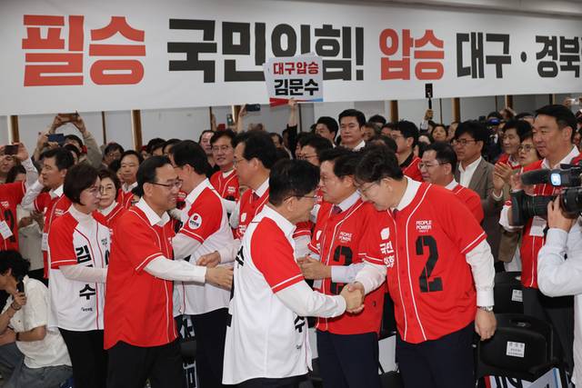 ▲ 국민의힘 김문수 대선 후보가 13일 국민의힘 대구시당에서 열린 대구경북 선대위 출정식 및 임명장 수여식에 참석하며 권성동 공동선대위원장과 악수하고 있다. 연합뉴스