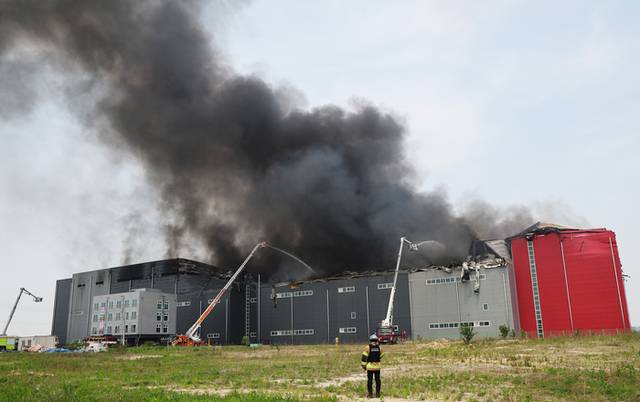▲ 13일 경기도 이천시 부발읍 소재 대형 물류센터에서 불이 나 소방관들이 진화작업을 하고 있다. 연합뉴스