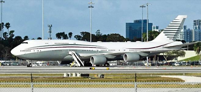 < 트럼프가 탐내는 보잉 747-8 > 지난 2월 15일 미국 플로리다주 웨스트팜비치 국제공항 활주로에 보잉 747-8 항공기가 대기하고 있다. 도널드 트럼프 미국 대통령은 11일(현지시간) 이 항공기에 직접 탑승해 내부를 둘러봤다. 트럼프 대통령은 카타르 왕실에서 선물로 받기로 한 같은 기종의 항공기를 자신의 대통령 전용기(에어포스원)로 사용할 계획인 것으로 알려졌다. AFP연합뉴스
