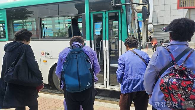 양평군 개군면에서 버스를 기다리는 노인들/사진=유지희 기자