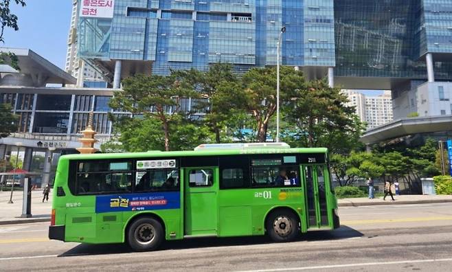 금천구청 앞을 지나는 마을버스. 금천구 제공.