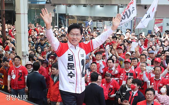 김문수 국민의힘 대선 후보가 13일 울산 중구 뉴코아아울렛 울산성남점 앞 유세 무대에 올라 지지자들을 향해 두 손을 들어올리고 있다. 성동훈 기자