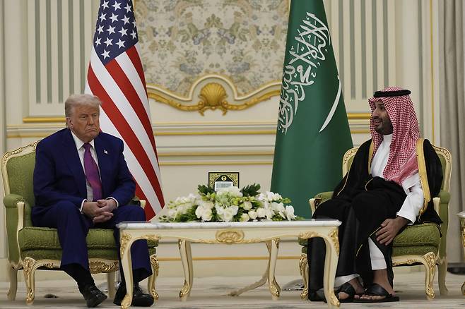 도널드 트럼프 미국 대통령이 13일(현지시간) 사우디아라비아 리야드의 왕궁에서 모함마드 빈 살만 왕세자와 회담하고 있다. AP연합뉴스
