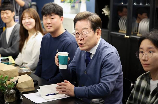 이재명 더불어민주당 대선 후보가 공식 선거운동이 시작된 12일 경기 성남시 분당구 판교역 인근 미팅룸에서 열린 IT 개발자들과의 K-혁신 브라운백 미팅에서 대화하고 있다. 연합뉴스