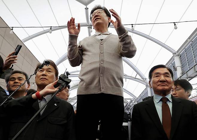 보수정당 출신인 권오을(왼쪽 두 번째)·박창달 전 의원(오른쪽)이 지난 9일 이재명 더불어민주당 대선 후보와 함께 경북 성주군 성주전통시장을 찾아 지지 유세를 하고 있다. 연합뉴스