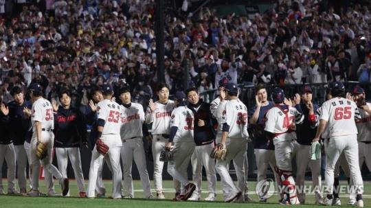 승리의 기쁨 나누는 롯데 선수들