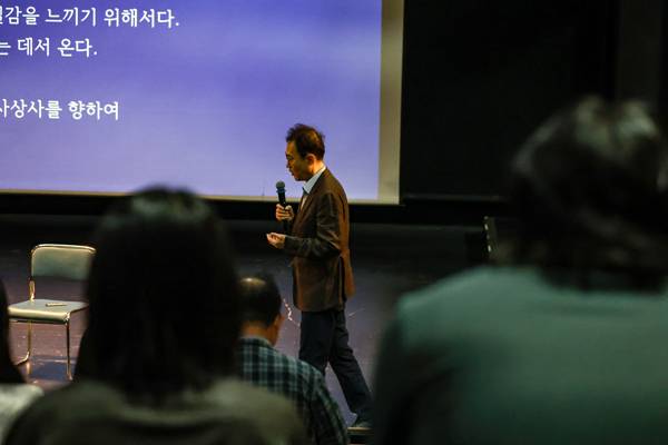 ▲ 지난 9일 미디어오늘 주최로 열린 '미디어먼슬리' 북토크에서 이희정 미디어오늘 사장(왼쪽)과 김영민 교수가 대담을 하고 있다. 사진=김용욱 기자