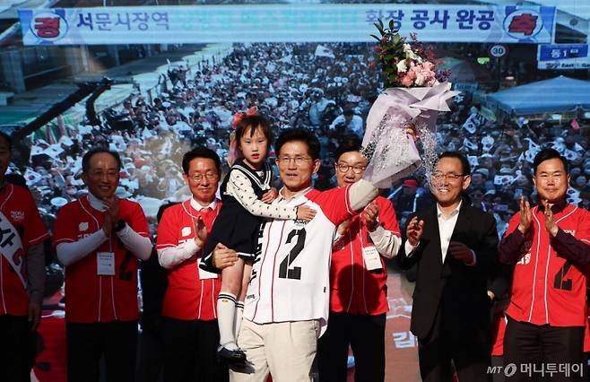 김문수 국민의힘 대선후보가 12일 대구 달성로 서문시장에서 시민들에게 지지를 호소하고 있다. (공동취재) 2025.05.12./사진=뉴시스 /사진=