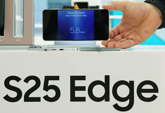13일 오전 서울 삼성 강남에서 열린 갤럭시S25 엣지 미디어행사에서 제품이 공개되고 있다. /사진=뉴스1
