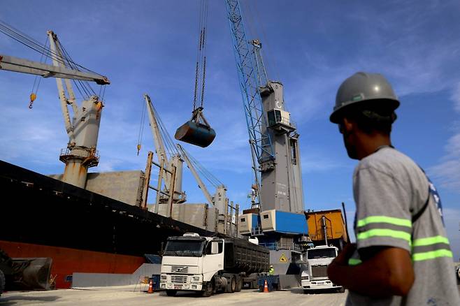 브라질 남부 리오그란데 항구에서 6일 파나마 국적 벌크선 스타타이산호의 화물을 크레인이 하역하고 있다. 2025.5.6 /AFPBBNews=뉴스1