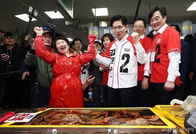 (부산=뉴스1) 김민지 기자 = 김문수 국민의힘 대통령 후보가 13일 부산 중구 자갈치시장에서 유세 중 독도새우를 맛보고 있다. 2025.5.13/뉴스1 Copyright (C) 뉴스1. All rights reserved. 무단 전재 및 재배포, AI학습 이용 금지. /사진=(부산=뉴스1) 김민지 기자