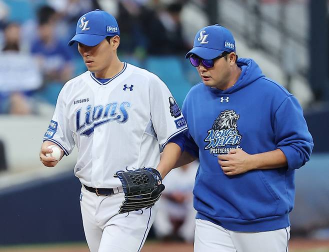 삼성 라이온즈가 8연패에 빠진 팀 분위기를 개선하기 위해 코치진 개편에 나섰다. 사진은 2025시즌 삼성 라이온즈에서 활약한 투수 김재윤(왼쪽)과 정대현 수석코치가 대화를 나누는 모습. /사진=뉴스1