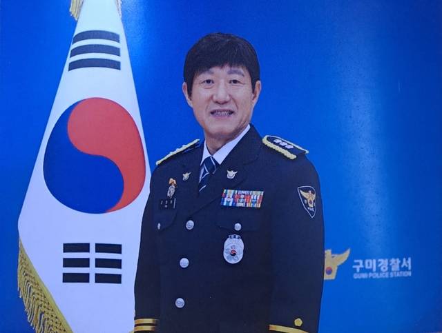 고 김명원 경정이 2023년 12월 자신의 퇴임식에서 기념사진을 찍고 있다. 초록우산 제공