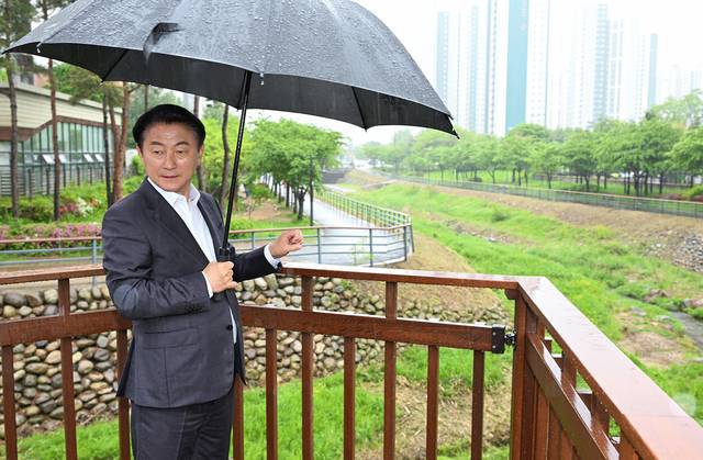 김동근 의정부시장이 5월 9일 민락동 송산3동 행정복지센터 앞 녹지대에 조성 중인 다목적 쉼터 현장을 방문해 공사 진행 상황을 점검하고 있다. 의정부시 제공