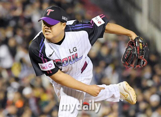 2일 오후 서울 잠실야구장에서 진행된 '2025 프로야구 KBO리그' LG트윈스와 SSG랜더스의 경기.LG 장현식이 역투하고 있다.