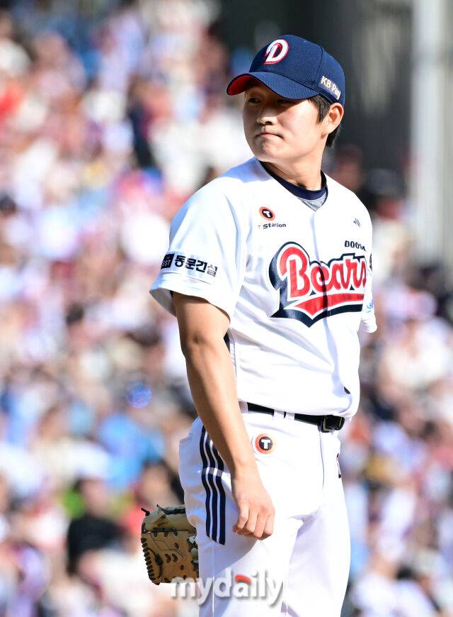 2025년 4월 26일 오후 서울 잠실구장에 진행된 '2025 신한 SOL뱅크 KBO 리그' 롯데 자이언츠와 두산 베어스의 경기. 두산 김택연이 8회초 무사 3루서 롯데 나승엽에게 1타점 역전 적시타를 허용한 뒤 허탈해하고 있다./마이데일리