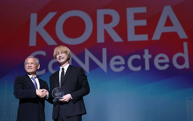 유인촌(왼쪽) 문화체육관광부 장관이 13일 일본 오사카 2025 오사카·간사이 엑스포 엑스포홀에서 사카구치 겐타로를 한국 관광 명예홍보대사로 위촉했다. (사진=문화체육관광부 제공) *재판매 및 DB 금지