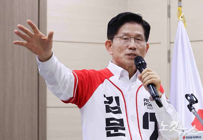 김문수 국민의힘 대선 후보가 13일 오후 부산 수영구 국민의힘 부산시당에서 열린 선대위 출정식 및 임명장 수여식에서 인사말을 하고 있다. 부산=황진환 기자