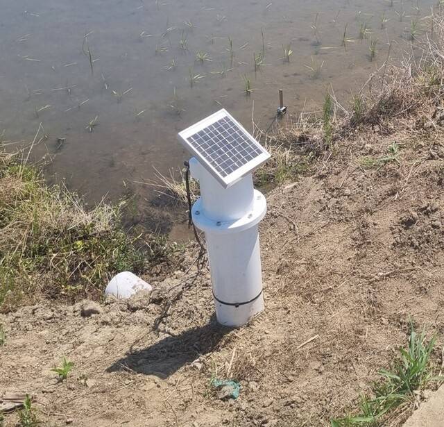 농촌진흥청이 개발한 ‘단순형 자동 물꼬’는 태양광 패널이 있어 전기료가 들지 않는다. 농촌진흥청