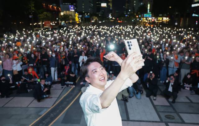 ▲개혁신당 이준석 대선 후보가 제21대 대통령 선거 공식 선거운동 첫날인 지난 12일 서울 청계광장에서 열린 출정식에서 사진을 찍고 있다. ⓒ연합뉴스