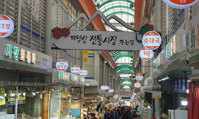 ‘보수 무덤’이라고 불리는 인천 계양구을 지역에 위치한 계양산전통시장에서 13일 만난 상인과 주민들 상당수는 정권 교체론에 한 목소리를 냈다.