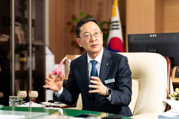 명현관 전남 해남군수가 12일 군수실에서 서울신문과 인터뷰하며 ‘잘사는 농어촌수도 해남’을 실현하기 위한 청사진을 설명하고 있다. 해남군 제공
