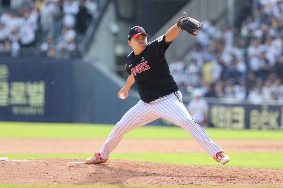 LG 트윈스 장현식이 6일 서울 잠실야구장에서 열린 2025 KBO리그 정규시즌 두산 베어스와의 원정 경기에서 공을 던지고 있다. LG 트윈스 제공