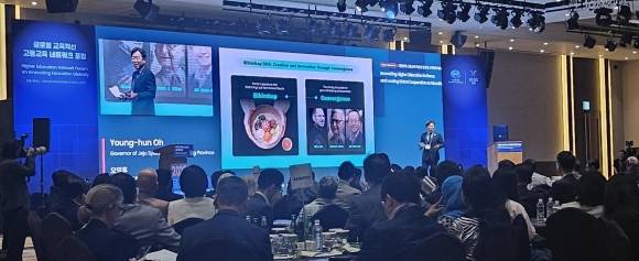 오영훈 제주지사가 12일 제주국제컨벤션센터 우정홀에서 열린 글로벌 교육혁신 고등교육 네트워크포럼에서 제주 런케이션이 한국의 비빔밥에 비유하며 융합교육을 역설하고 있다. 제주 강동삼 기자