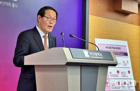 이준승 부산시 행정부시장이 21일 32개 사업 140조원 규모의 부산 지역 대선공약 과제를 발표했다. 2025.04.21/뉴시스