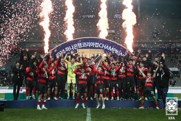 2024년 코리아컵에서 우승한 포항 스틸러스 선수들. 대한축구협회 제공