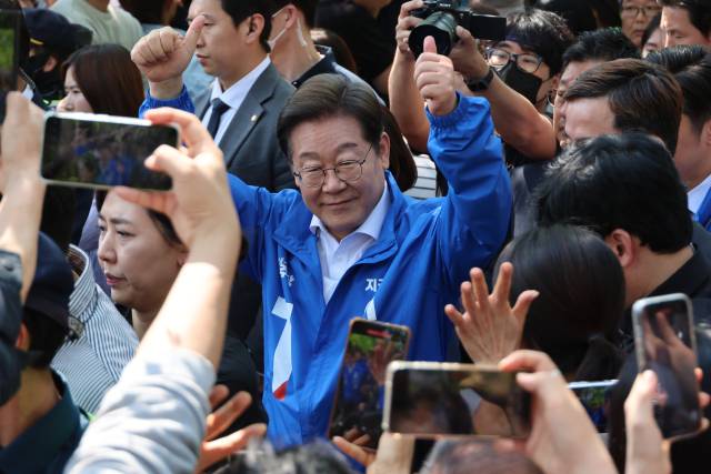 이재명 더불어민주당 대선 후보가 6·3 대통령선거 공식 선거운동 첫날인 12일 경기 화성시 동탄 센트럴파크 음악분수중앙광장 유세장에서 시민들에게 인사하고 있다. 연합뉴스