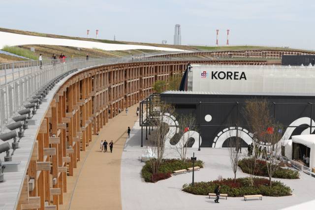 오사카 엑스포 박람회장 내 ‘그랜드 링’과 한국관 모습. 그랜드 링은 박람회장에 설치된 둘레 약 2㎞의 거대한 원형 목조 건축물이다. 연합뉴스