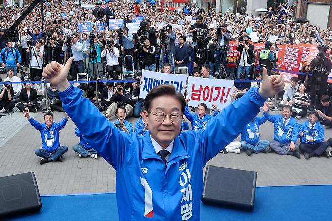 더불어민주당 이재명 대선 후보가 5월13일 '보수의 심장'이라고 불리는 대구광역시의 동성로 거리에서 열린 집중 유세에서 연설을 마친 뒤 두 팔을 번쩍 들어올리고 있다. ⓒ공동취재