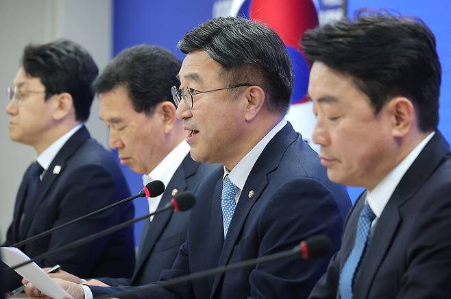 윤호중 더불어민주당 중앙선대위 총괄본부장(오른쪽 두 번째)이 5월8일 서울 여의도 민주당사에서 열린 총괄본부장단 회의에서 발언하고 있다. ⓒ연합뉴스