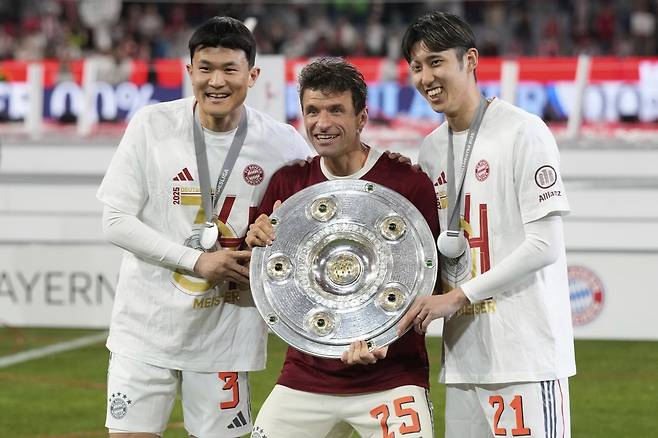 바이에른 뮌헨 김민재, 뮐러, 이토가 11일(한국시간) 독일 알리안츠 아레나에서 벌어진 2024~2025시즌 분데스리가 우승 기념식에서 마이스터샬레를 들고 기뻐하고 있다. 그러나 바이에른 뮌헨은 선수 13명이 시즌이 끝나지 않았는데도, 이비사 섬으로 여행을 가 빈축을 샀다. AP뉴시스
