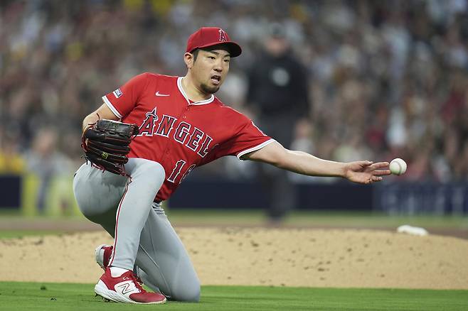 LA 에인절스 기쿠치가 13일 샌디에이고전에서 3회말 잰더 보가츠의 땅볼 타구를 잡아 1루로 악송구하고 있다. AP연합뉴스