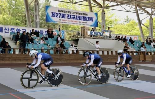 서울올림픽기념국민체육진흥공단 배 제27회 전국 사이클대회에 출전한 선수들이 힘차게 페달을 밟으며 경주를 펼치고 있다.